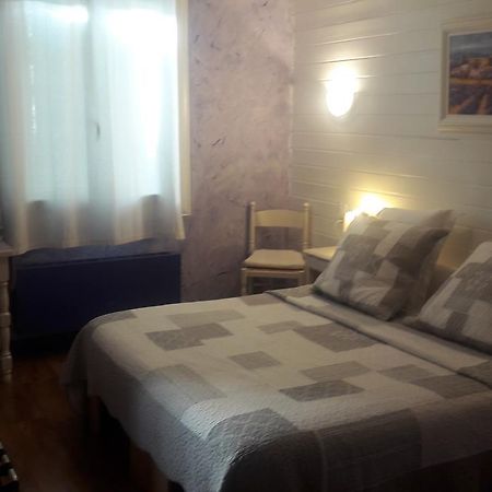 Hotel Chez Cécile Mornas Esterno foto