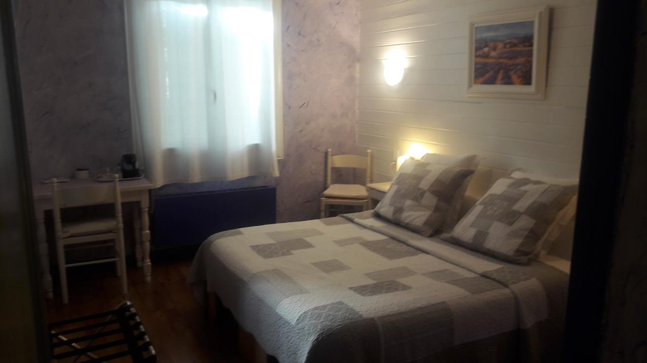 Hotel Chez Cécile Mornas Esterno foto